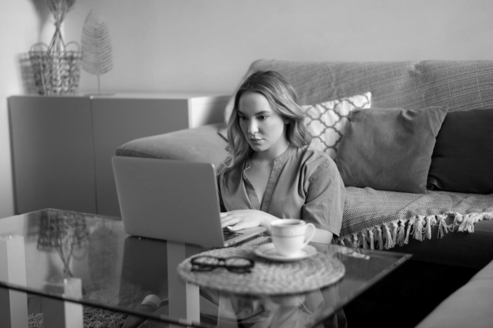 Étudiants travaillant sur des analyses financières lors d'une session pratique